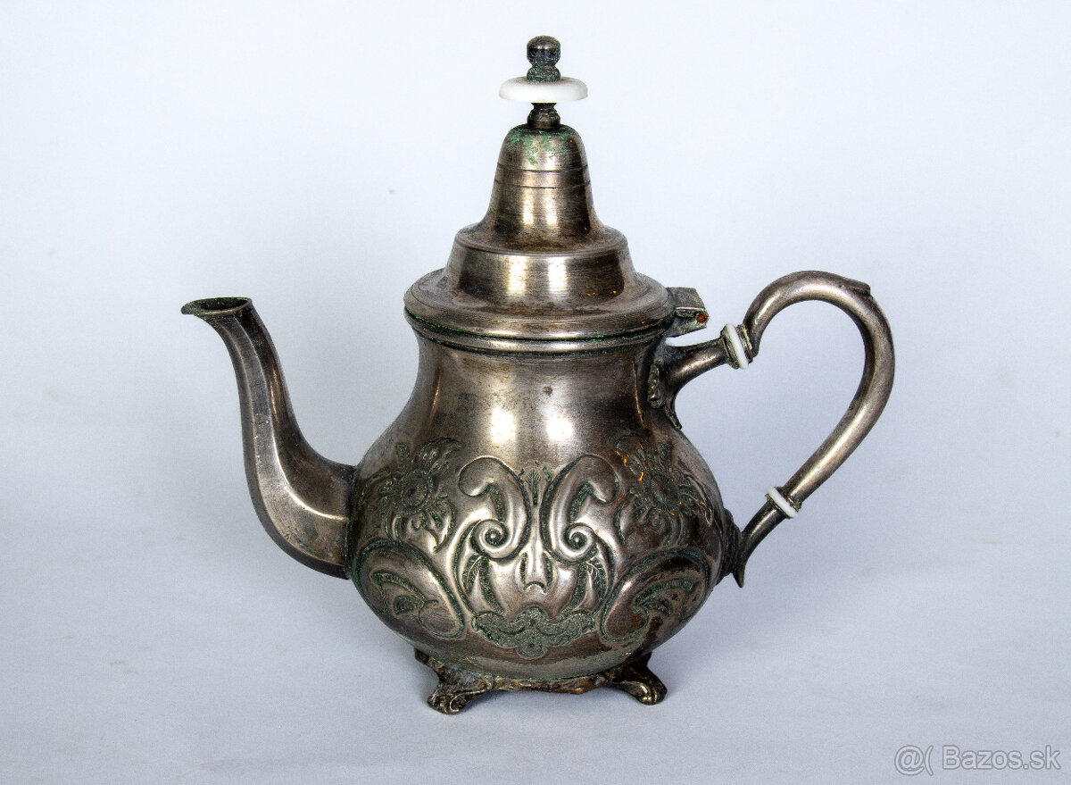 Strieborný orientálny kovový čajník