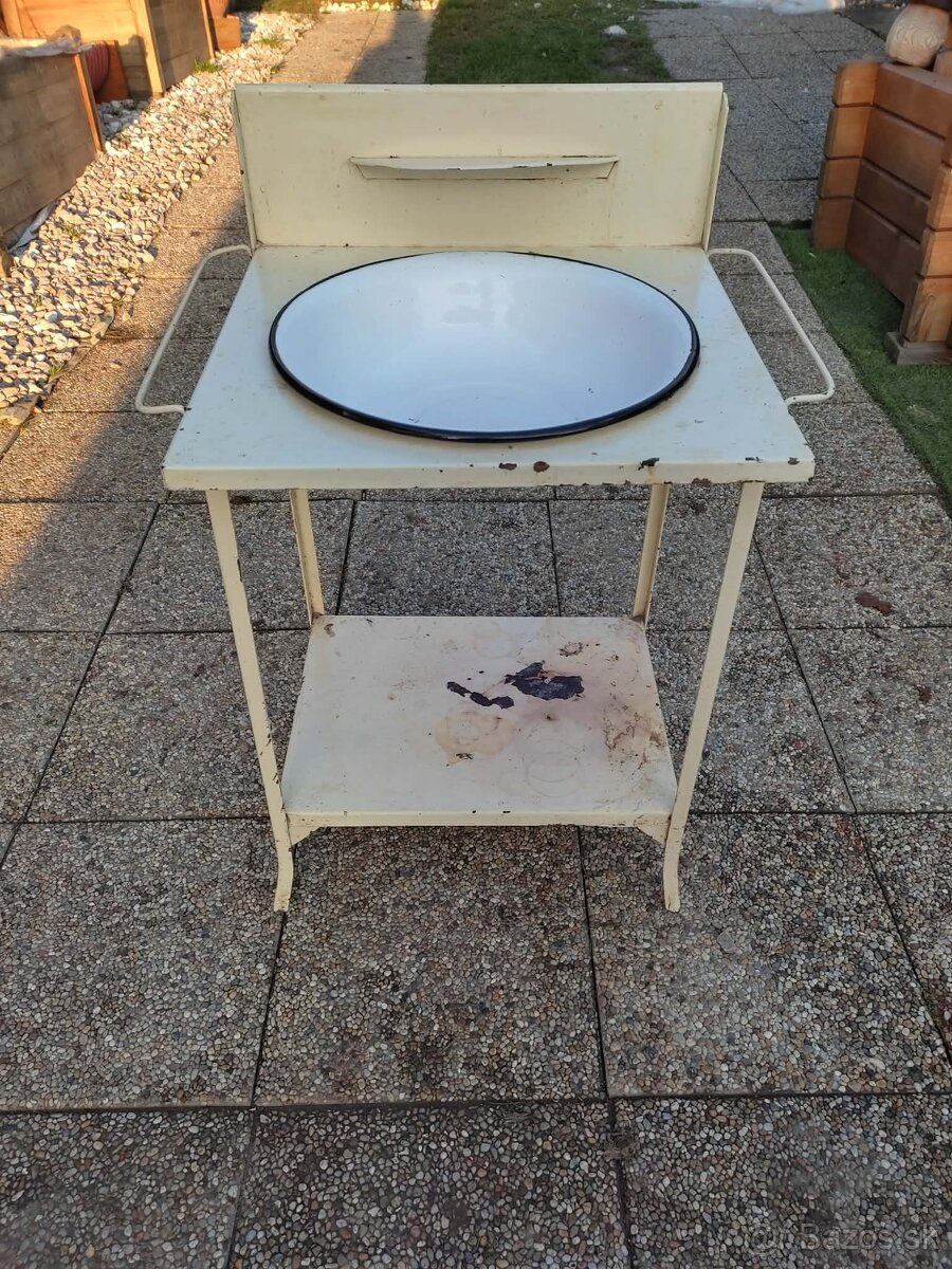 Stolík s umývadlom