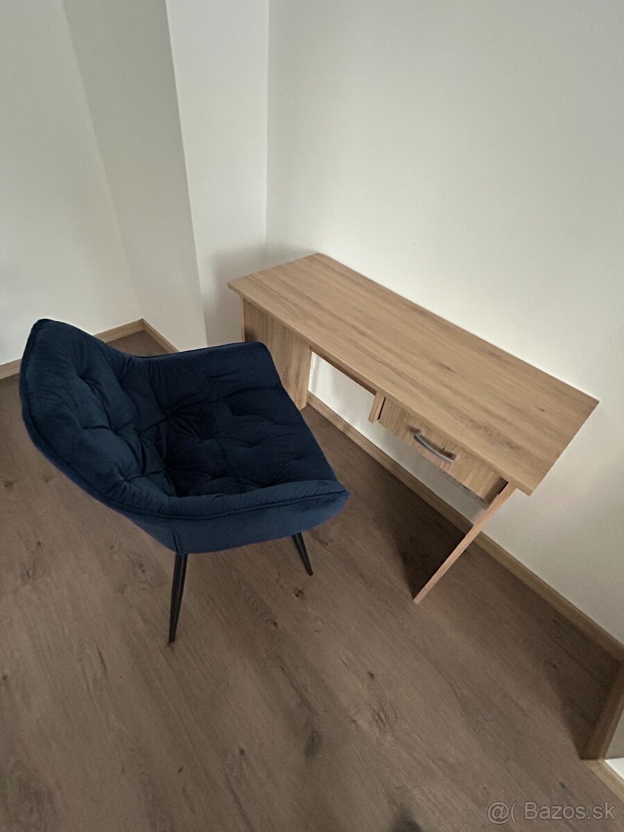 Predám štýlovú a elegantnú stoličku, písací stôl grátis