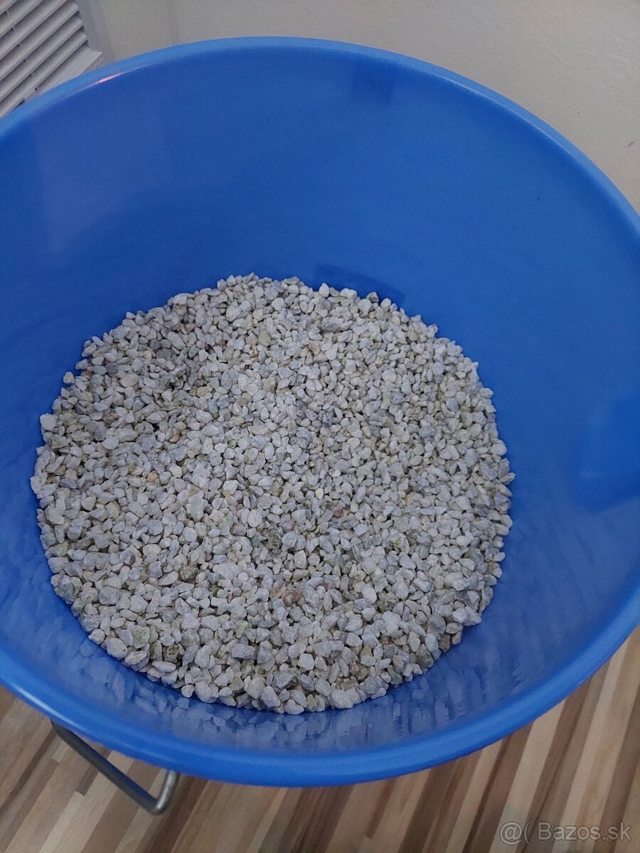 Biely štrk do akvária