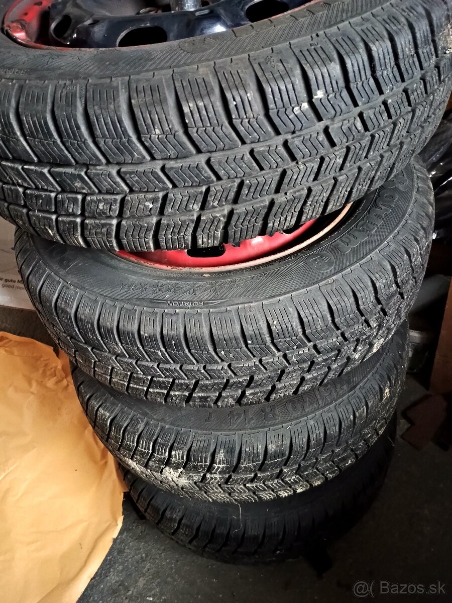 Predám jazdené zimné pneumatiky na kovových diskoch s puklic