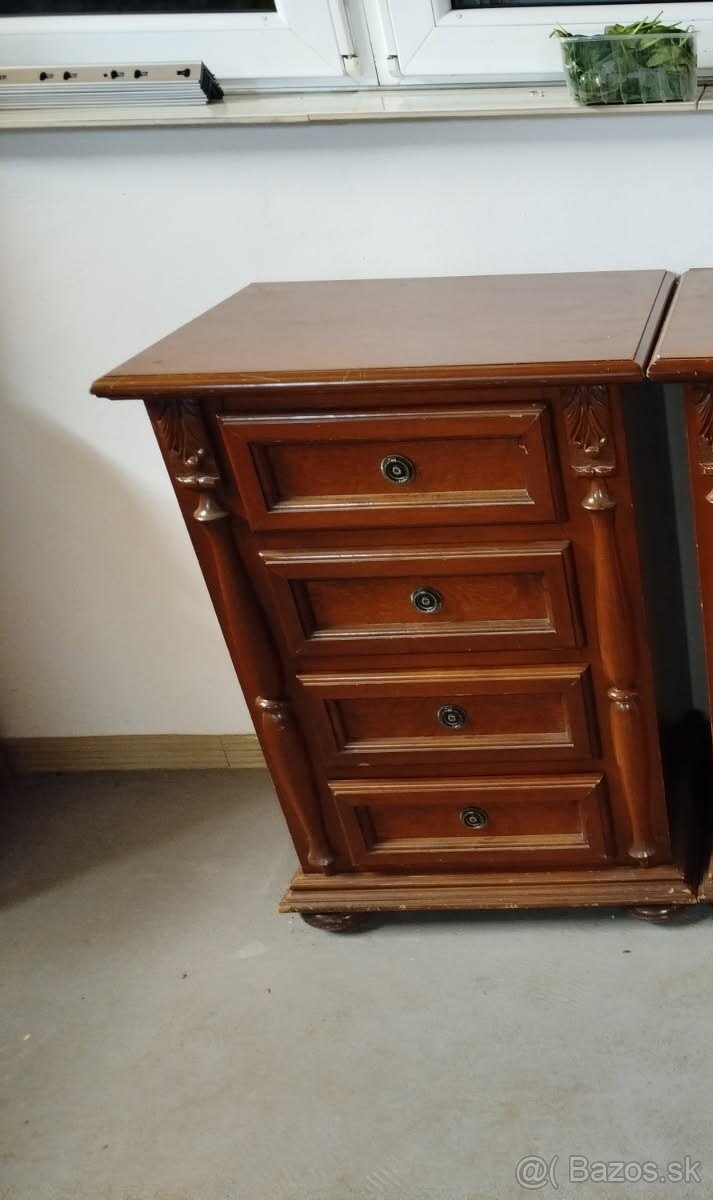 Starožitný nábytok - komoda malá