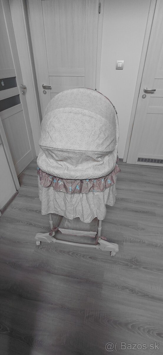 Detska postieľka na koleckach