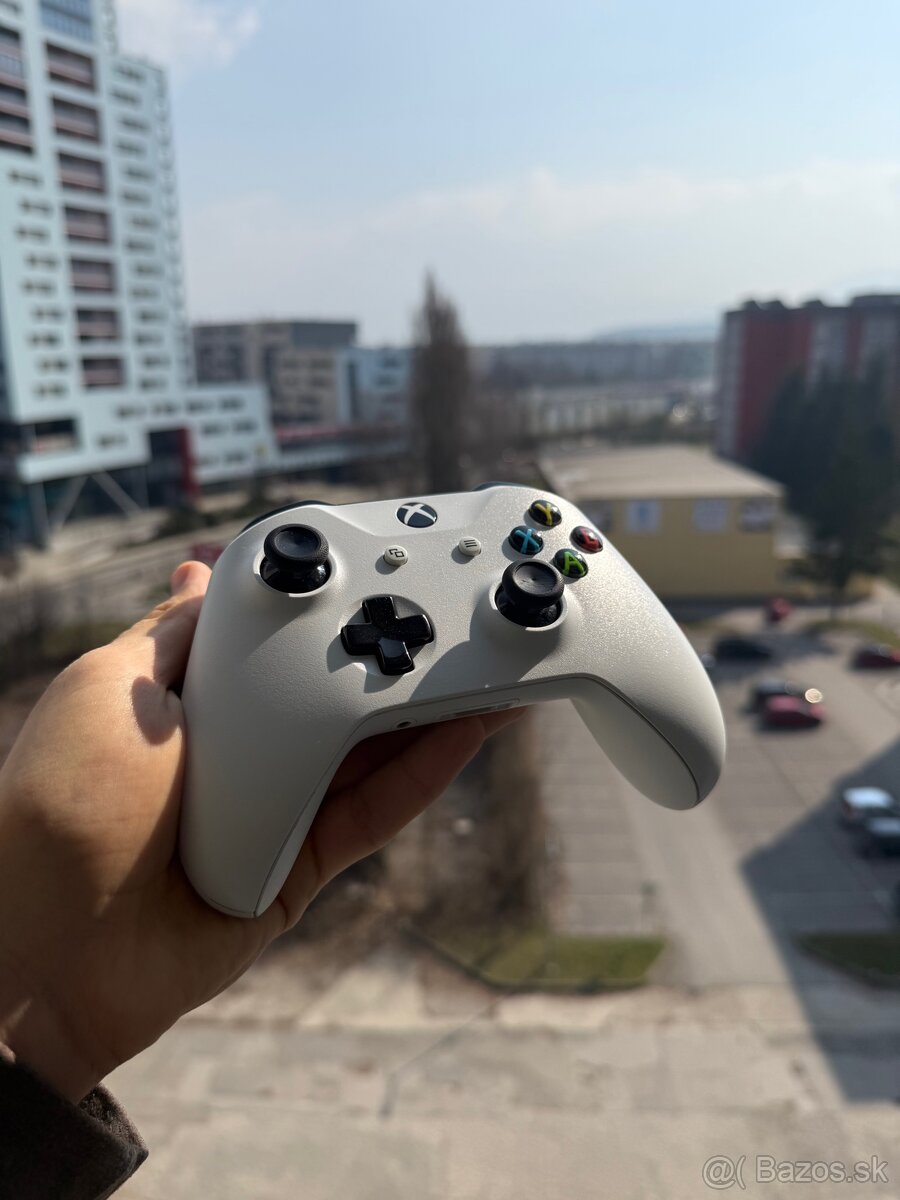 🎮 Predám Xbox bezdrôtový ovládač – biely + akumulátor