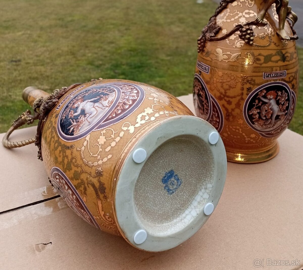 Porcelánové vázy, lahve