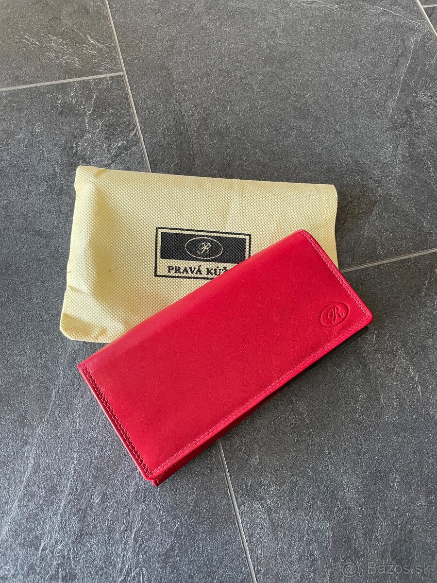 Dámska kožená peňaženka červená, v kvalitnom prevedení.