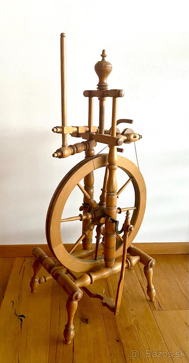 Starý dřevěný kolovrat, rozměry 95 x 45 cm