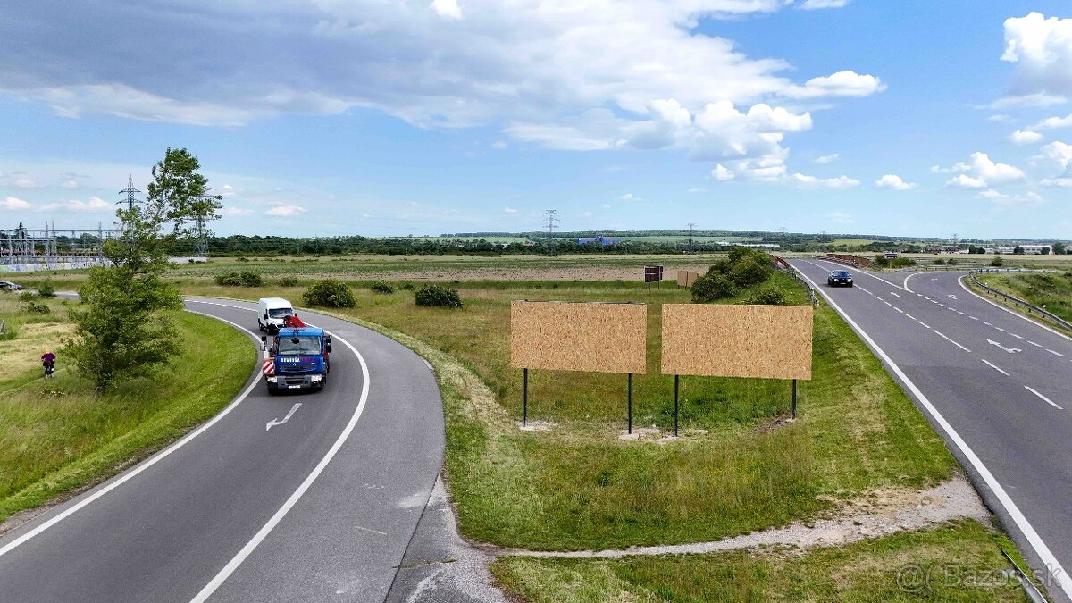 Billboard- križovatka medzi Pezinkom, Malackami a Vinosadmi