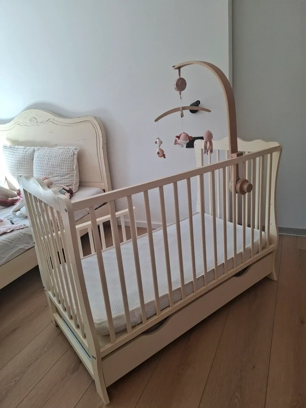Detská postieľka so zásuvkou a matracom