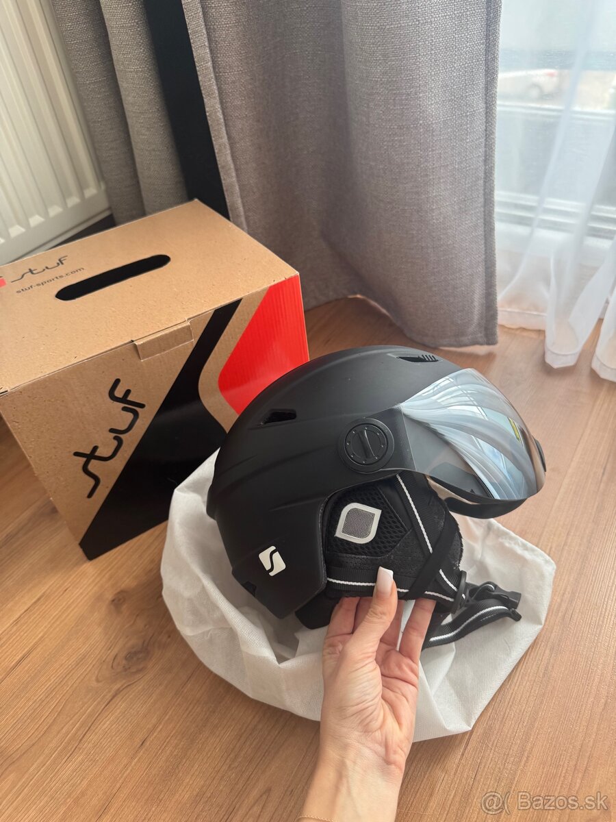 Cierna lyžiarska prilba so štítom