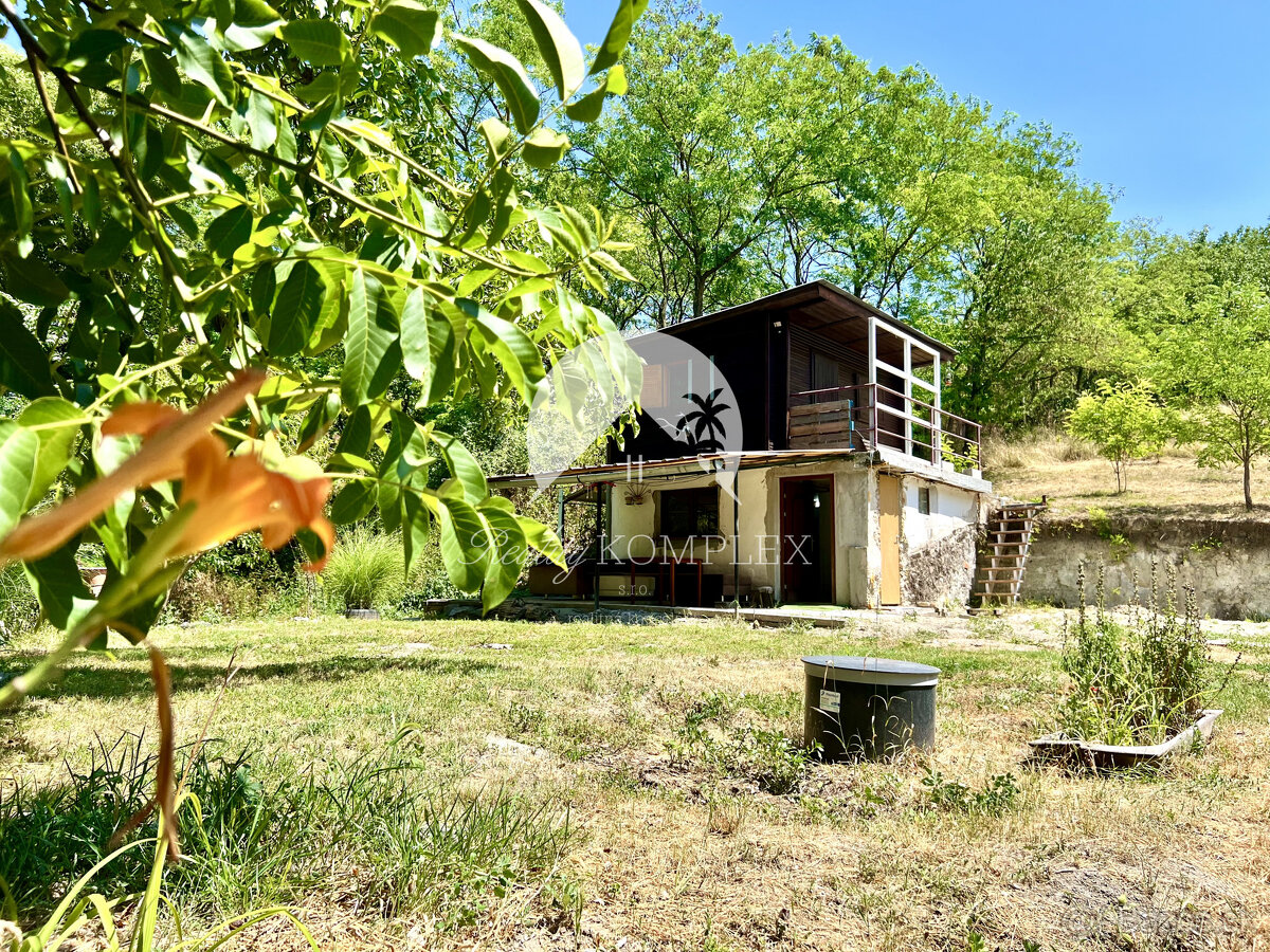 Reality KOMPLEX s.r.o. ponúka na PREDAJ viničný domček s pri