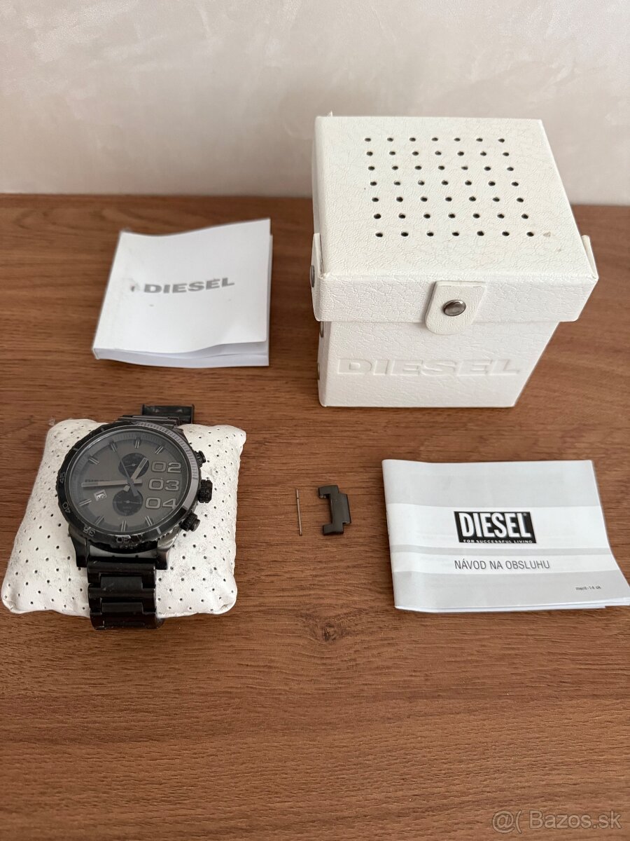 Pánske náramkové hodinky DIESEL s kovovým náramkom