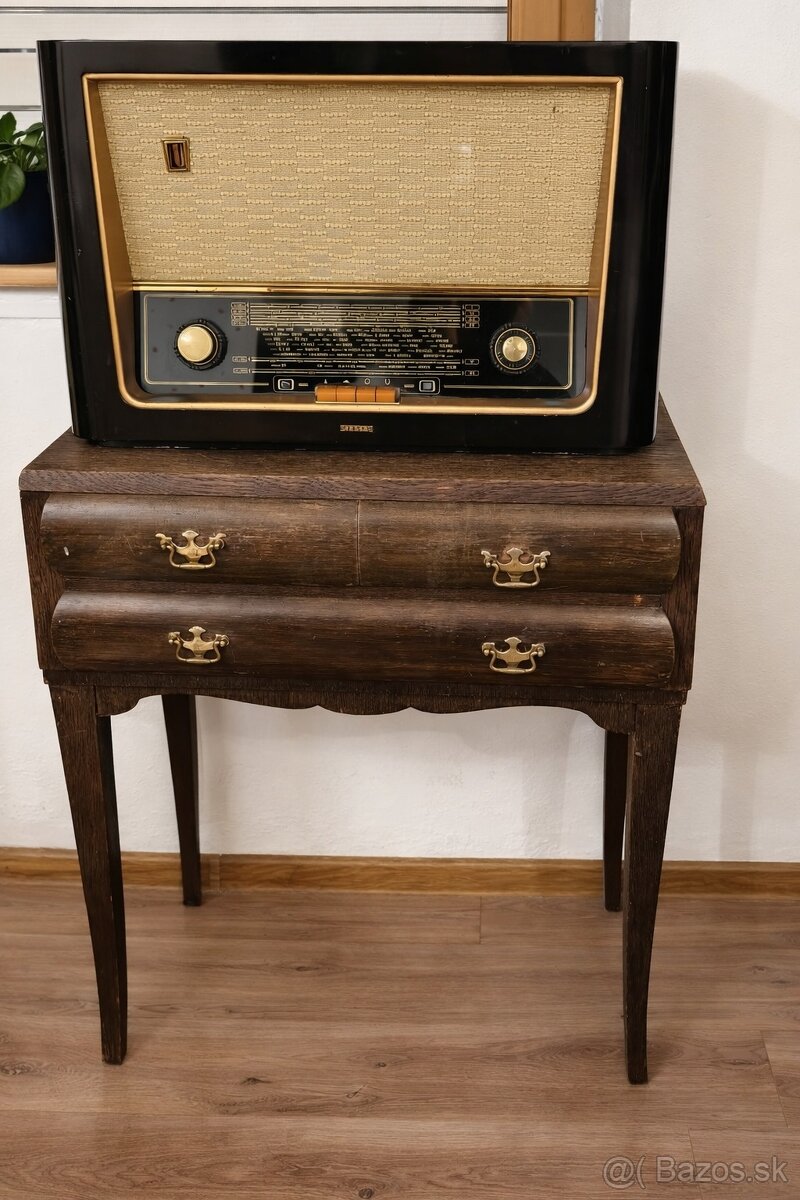 Rádio Tesla a starý stolík