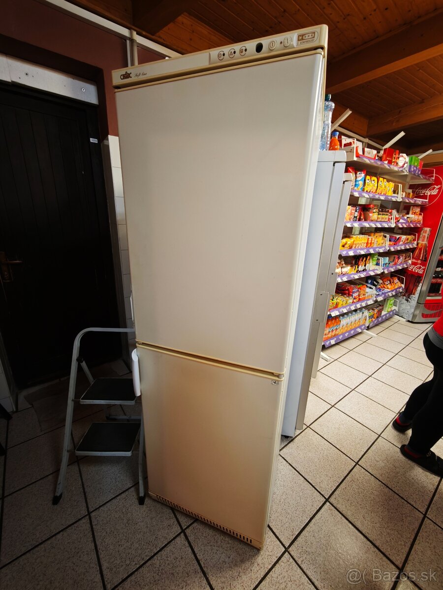 Stará chladnička s mrazničkou - funkčná len mraznička