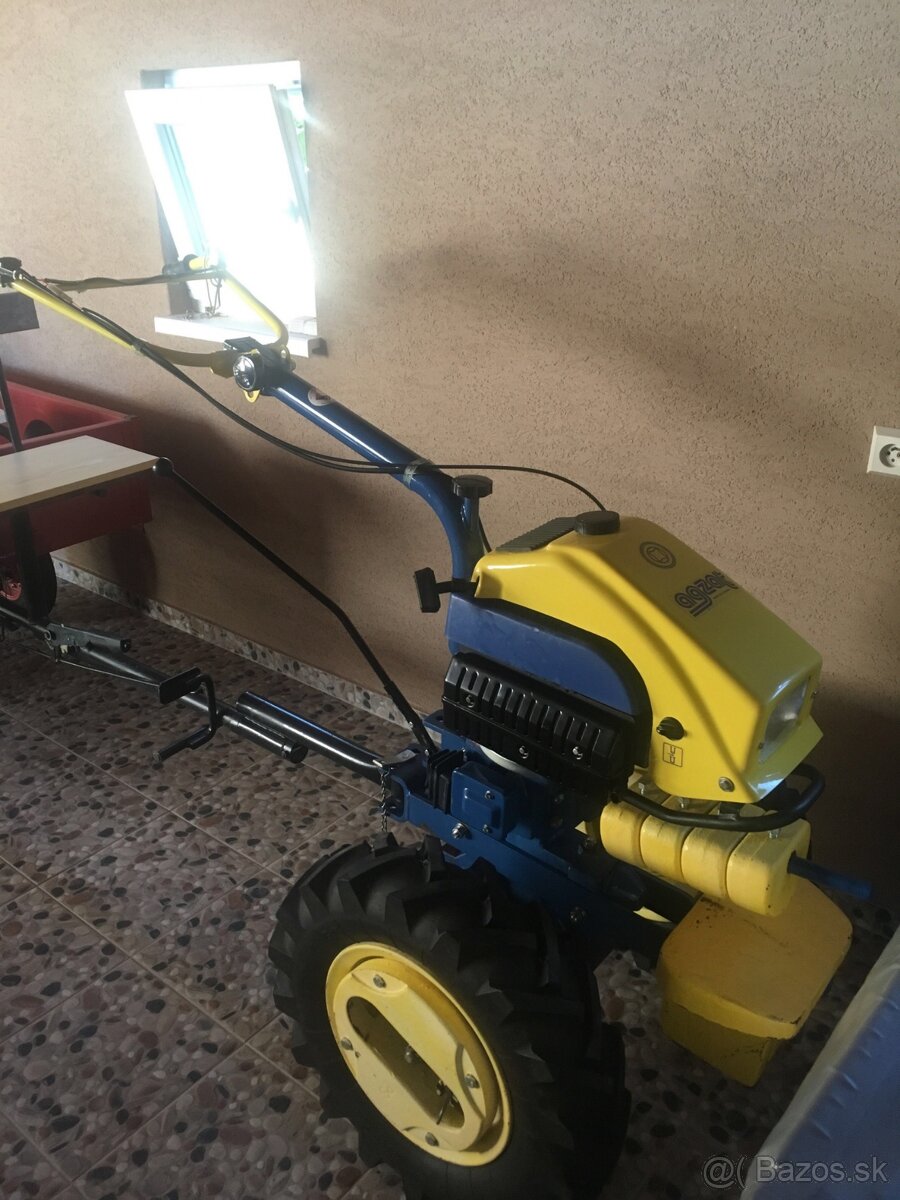 PREDAM AGZAT ZO SVETLOM