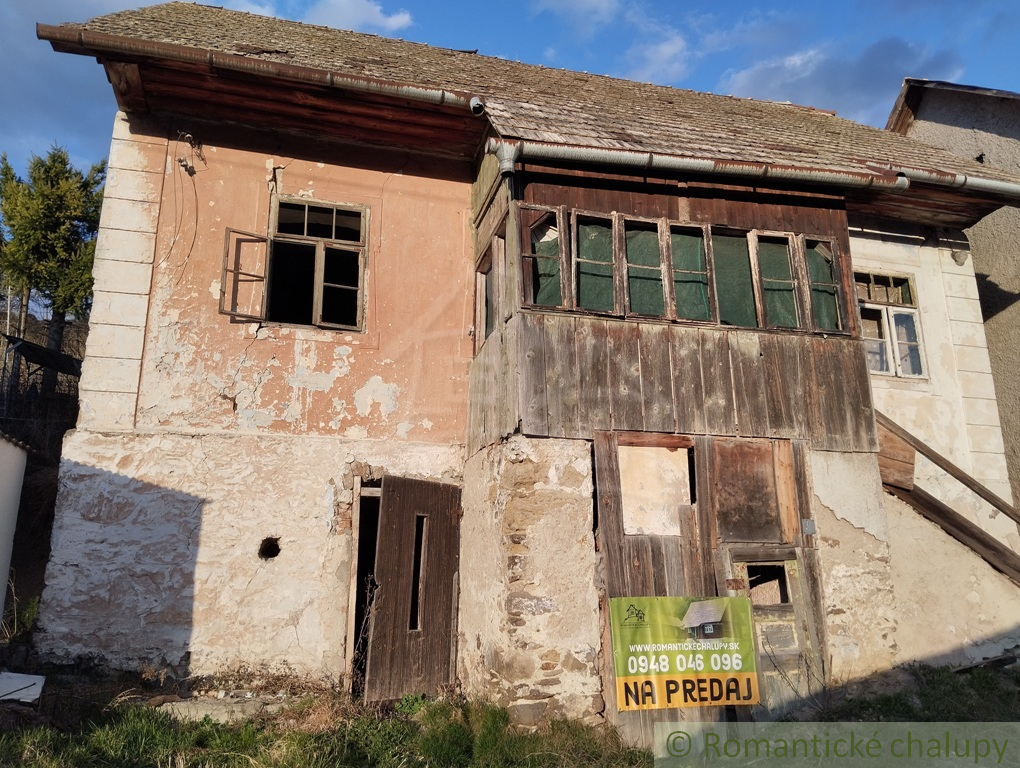 Rozľahlý pozemok so starším domom v Hornej Štubni (2714 m²