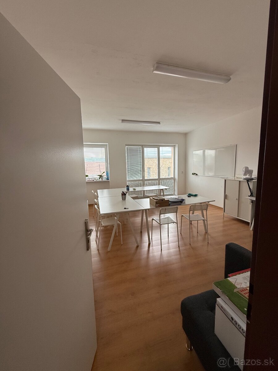 Kancelária s parkovaním na prenájom