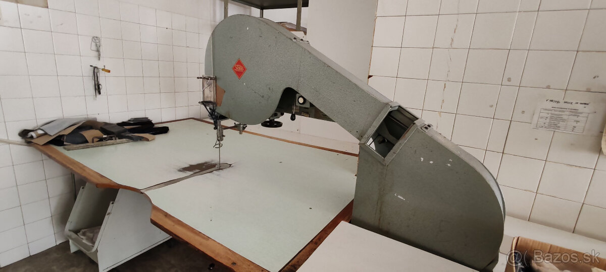 Pásová píla na textil.