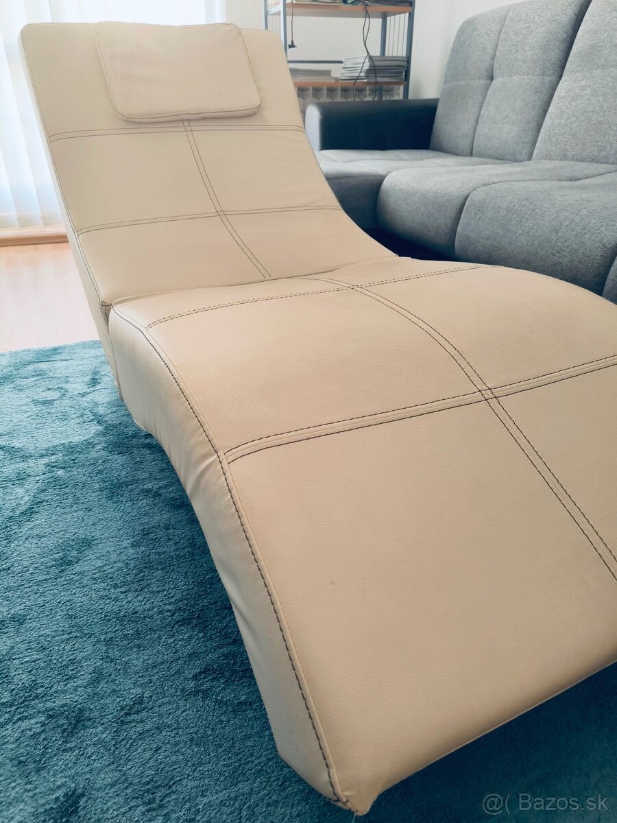 Relaxačné béžové kreslo