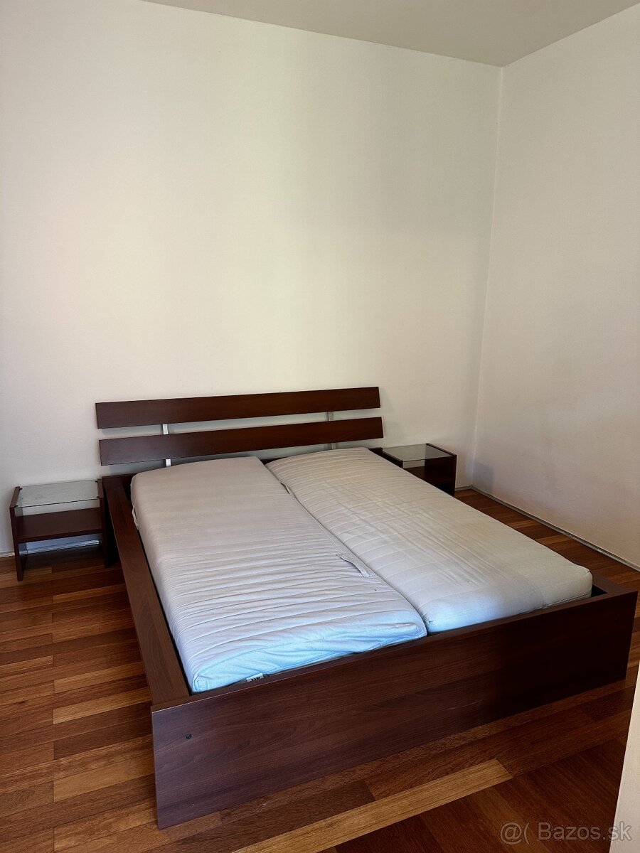 Manželská posteľ s nočnými stolíkmi