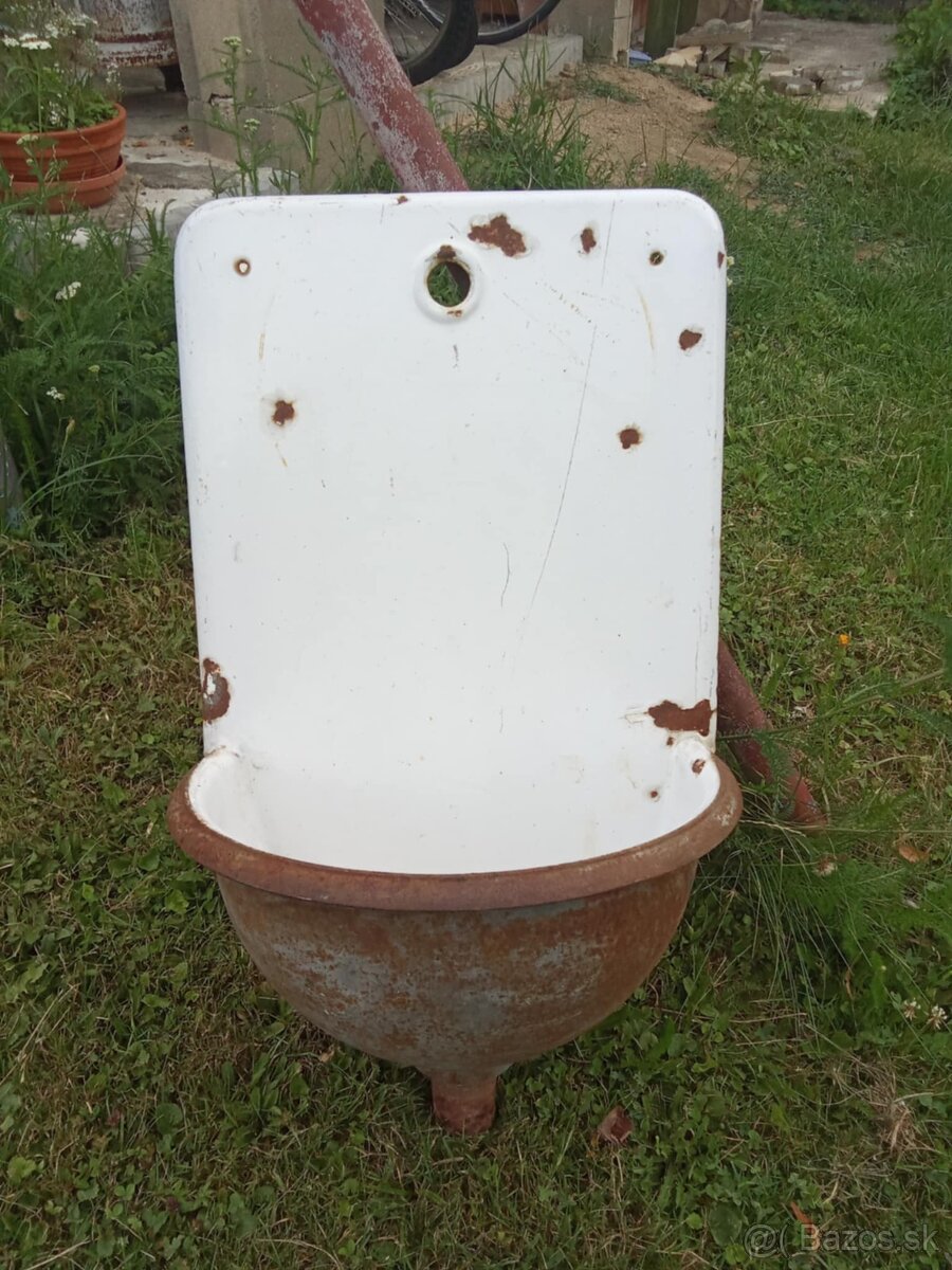liatinove umyvadlo ,zavesne na stenu, na zahradu