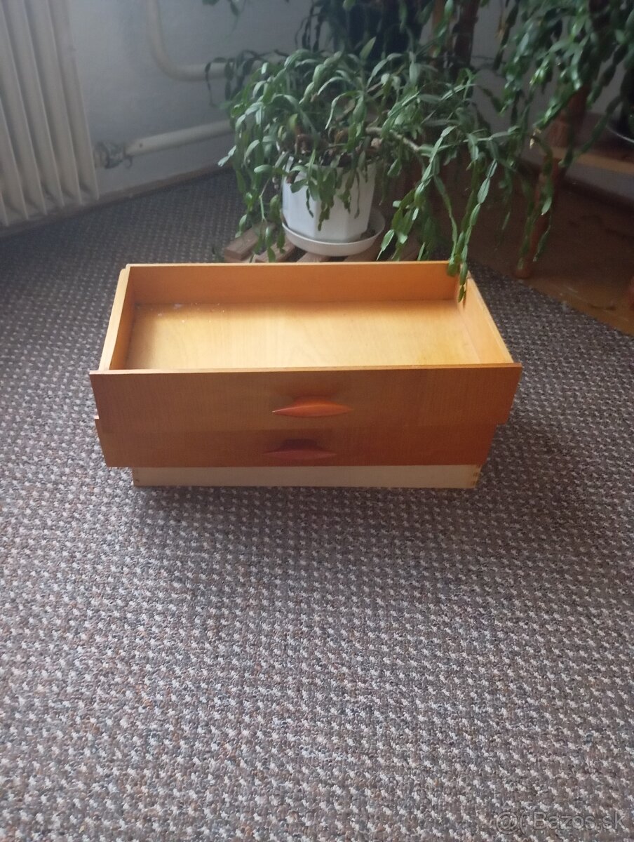 Skriňa, posteľ, sekretár