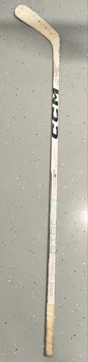 Hokejka CCM Ribcor Trigger 9 pro, biela.