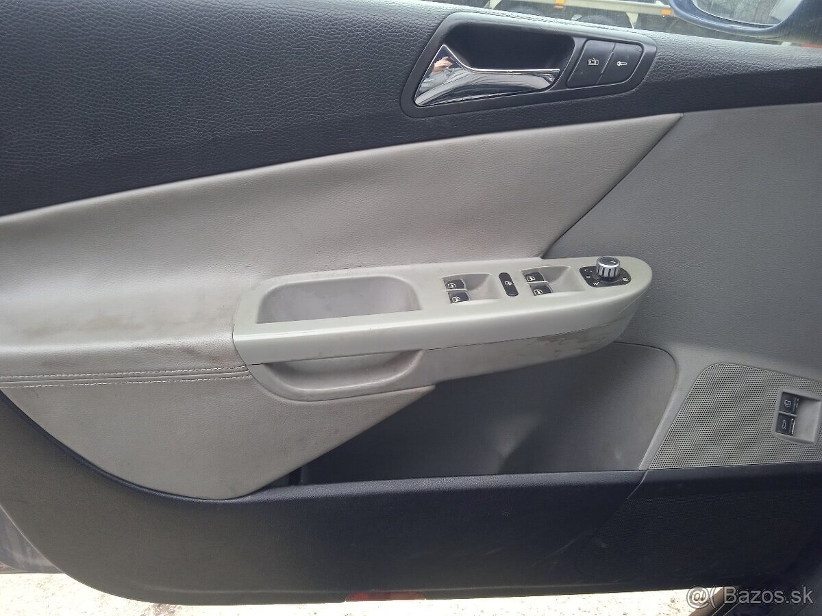 predam tapacire dveri na passat b6