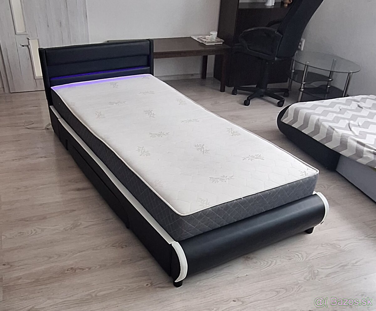 Posteľ s LED pásikom