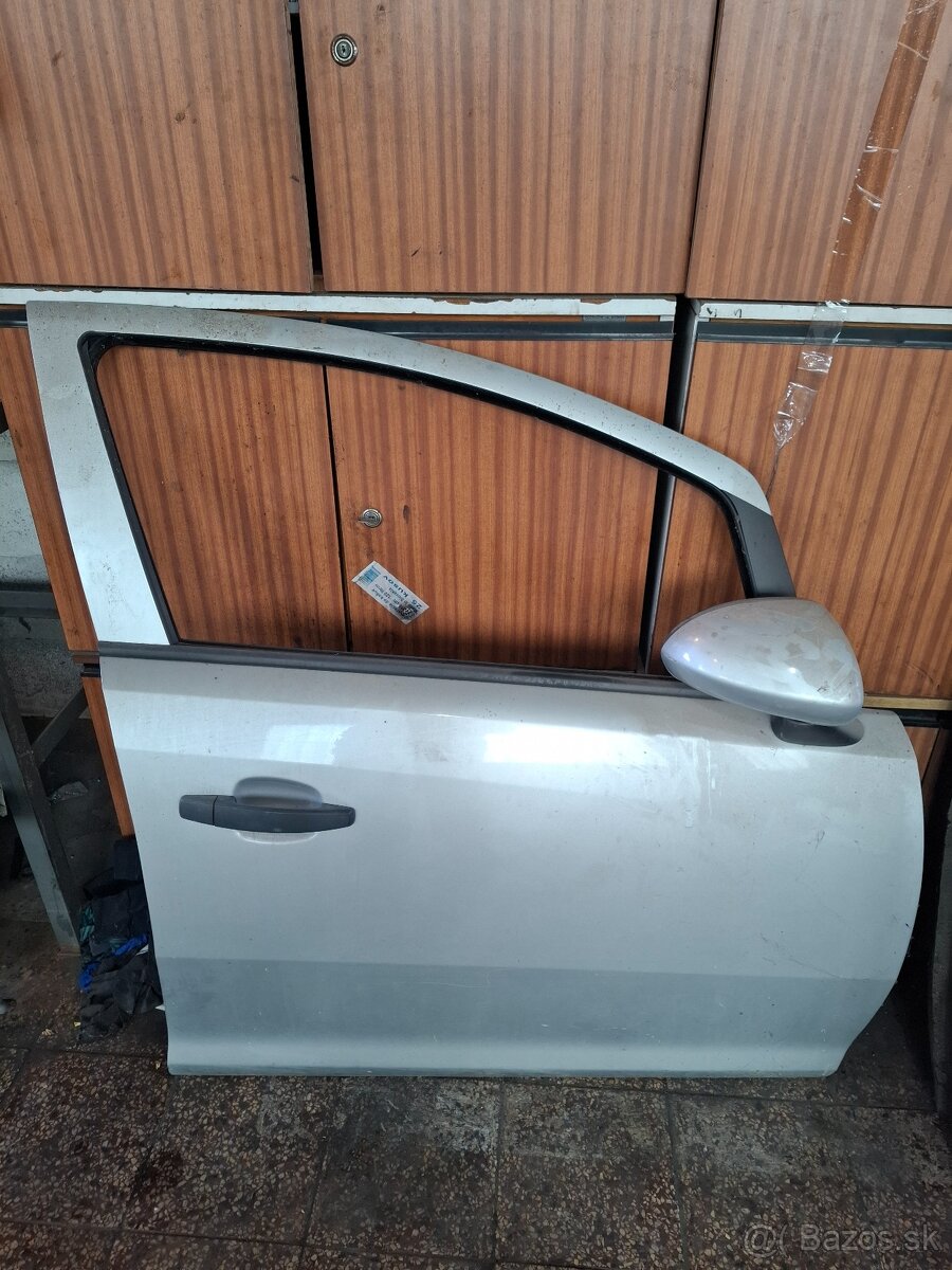 Predám Opel Corsa D dvere.