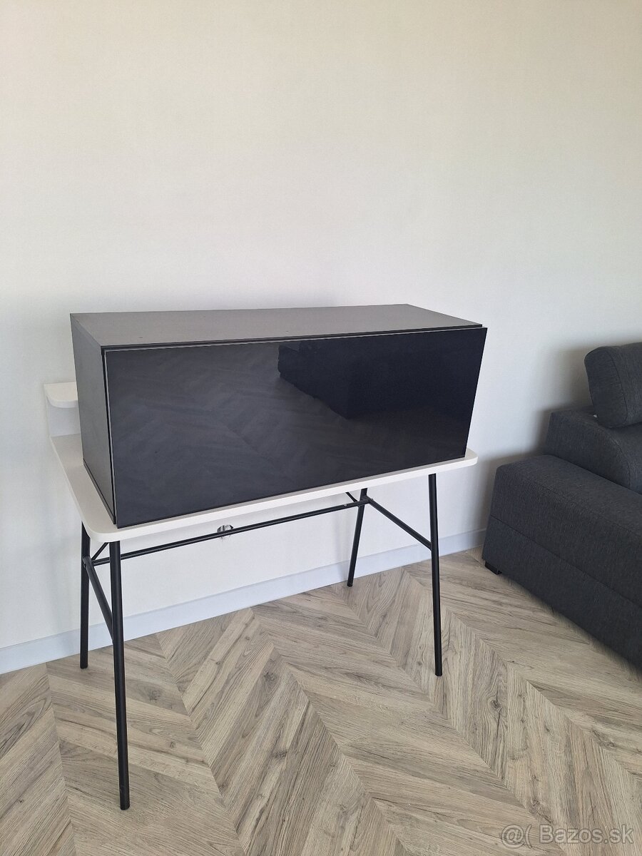 Čierne závesné skrinky, vysoký lesk