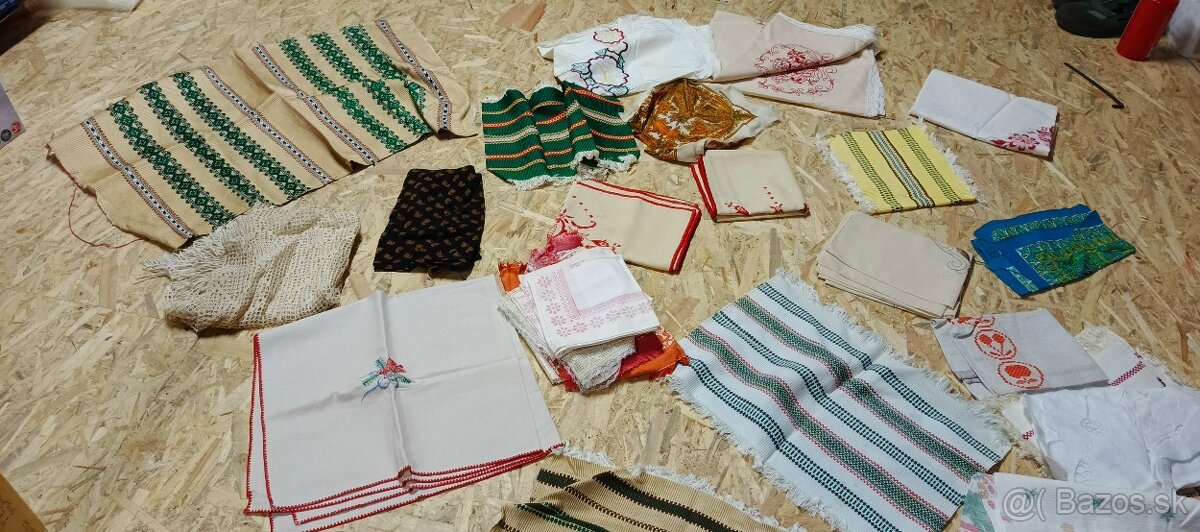 Tkané dečky, vyšívané obrusy a rôzne