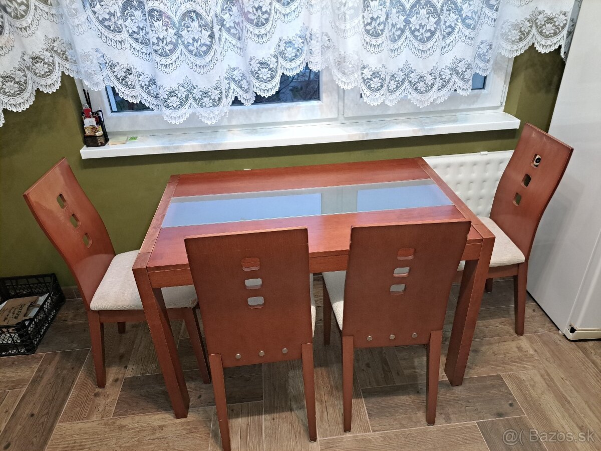 Kuchynský stôl a stoličky