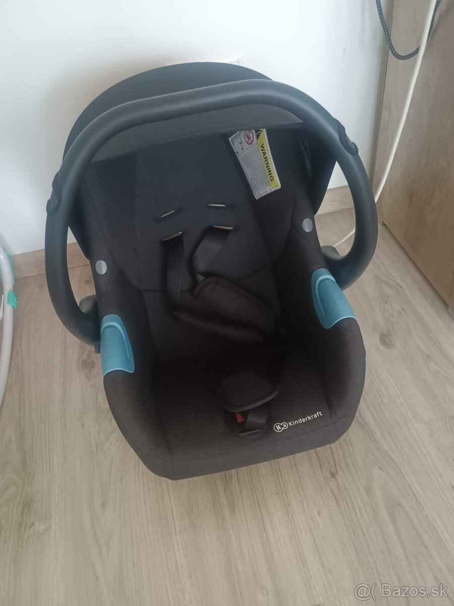 Detske oblečenie a vajičko do auta