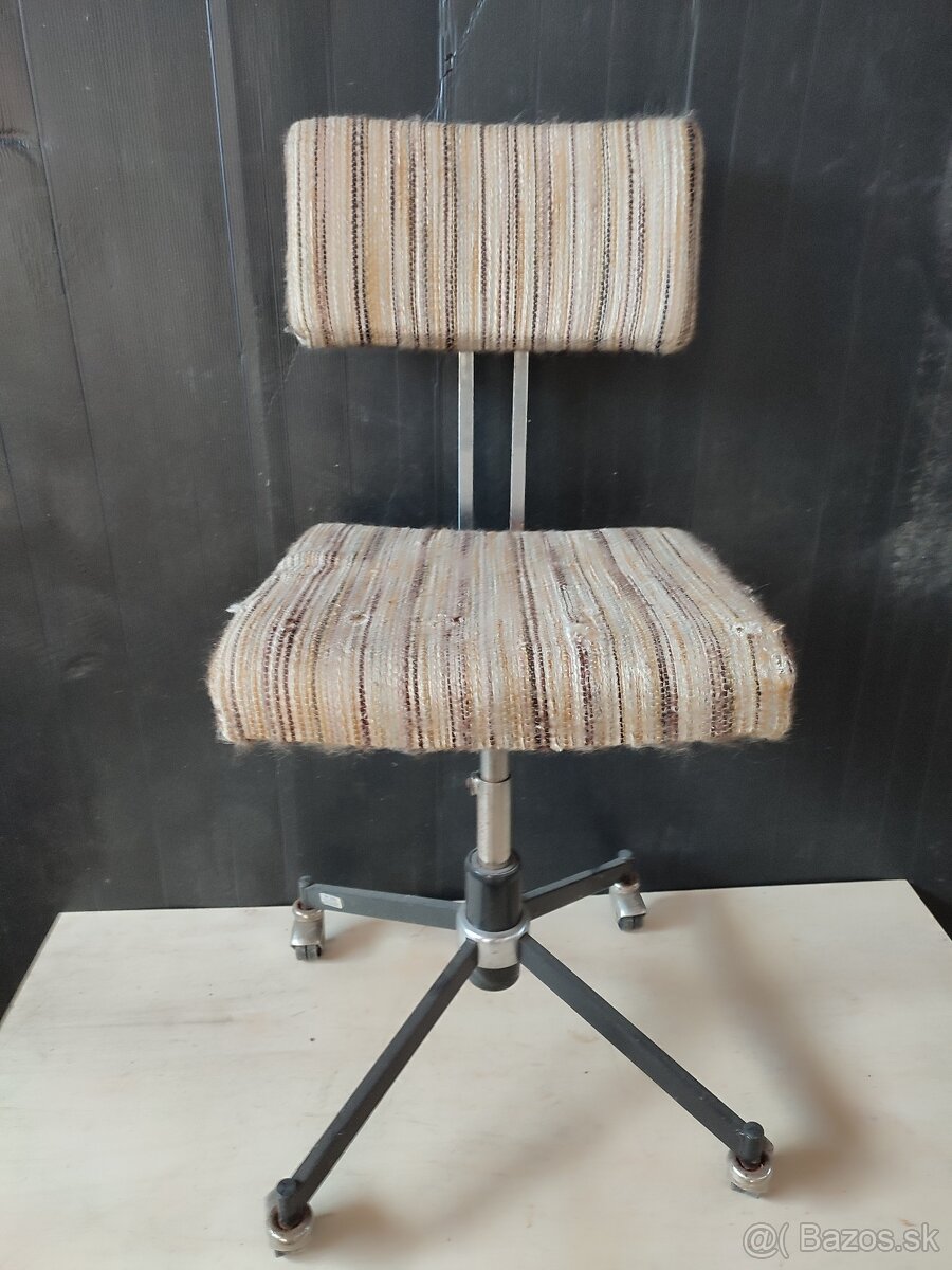 Vintag industriálna otočná stolička
