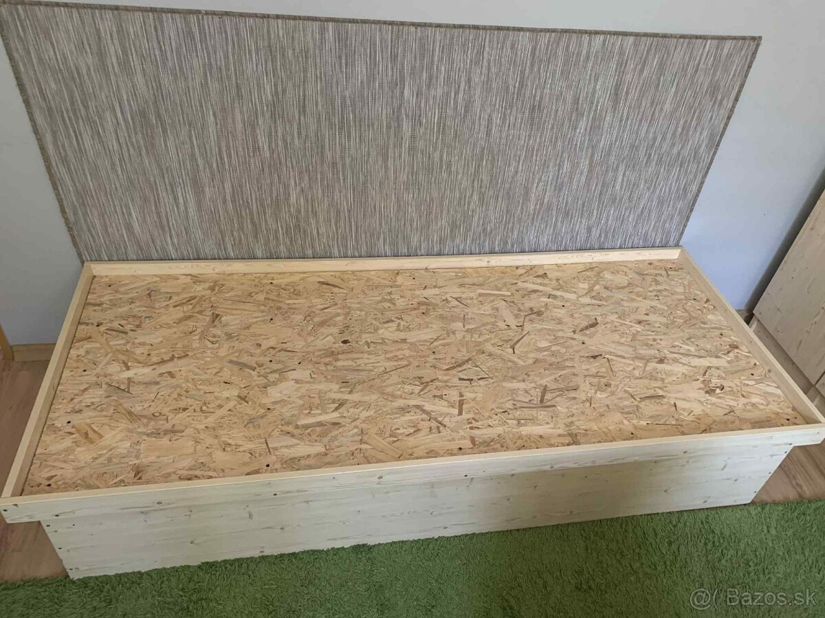 Posteľ s úložným priestorom