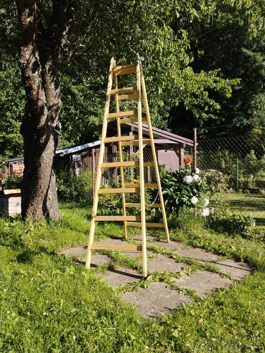 Drevený skladací rebrík