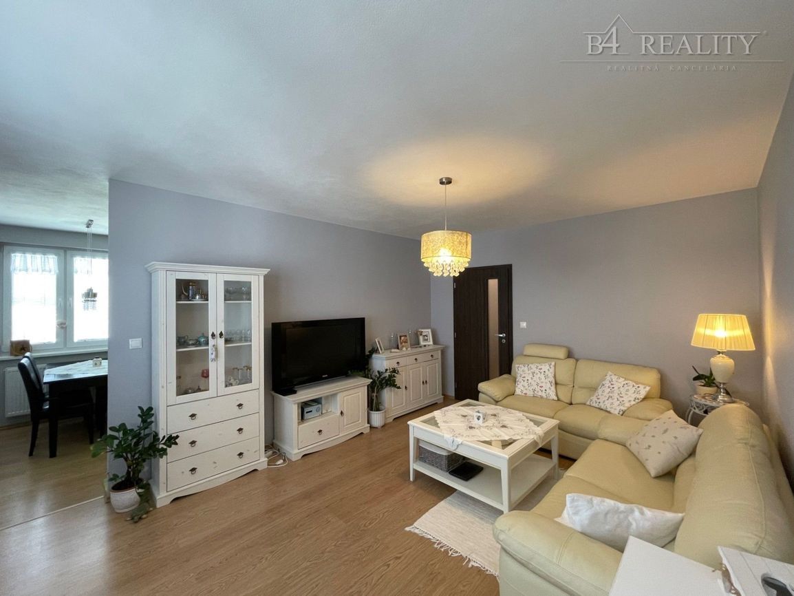 Slnečný 2 izbový byt 64 m2 + 5 m2 balkón, parkovacie státie,