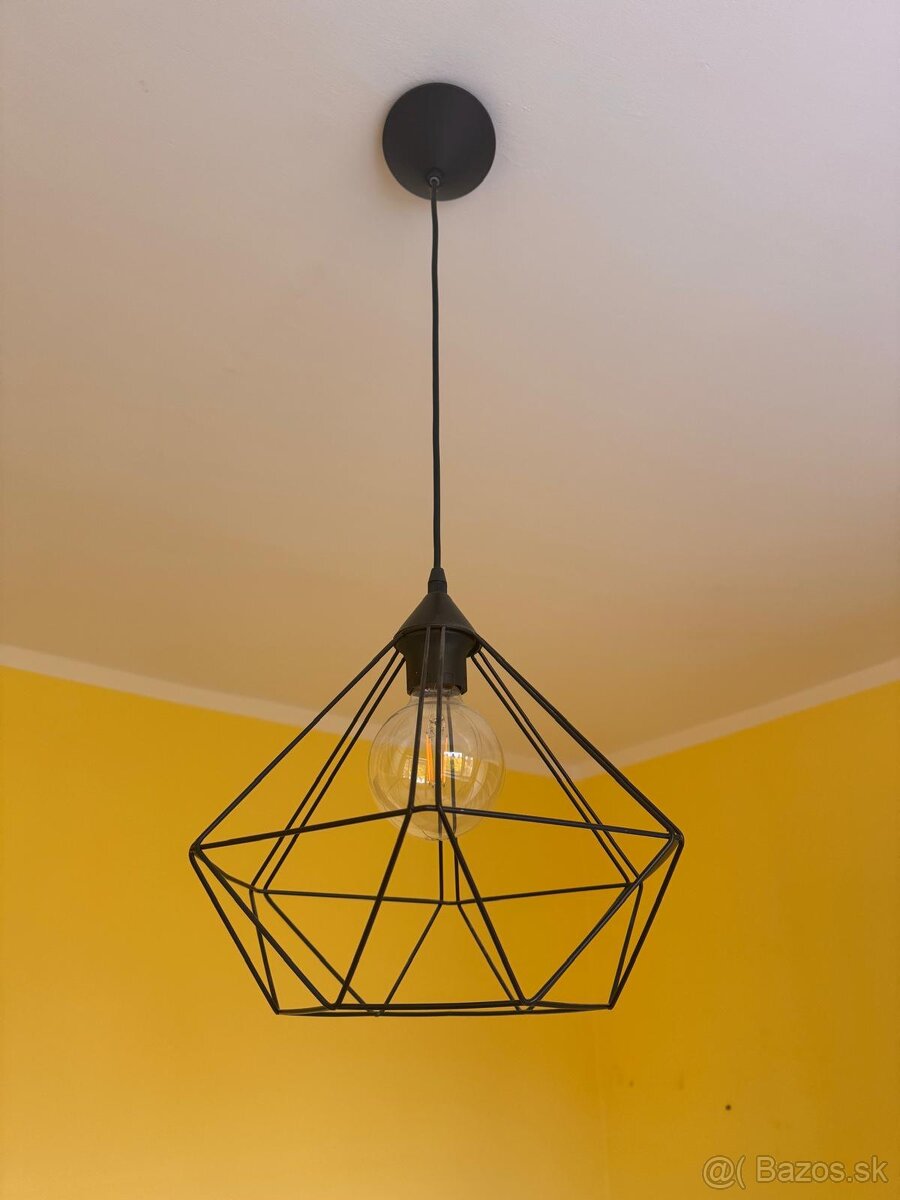 Stropna lampa so ziarovkou