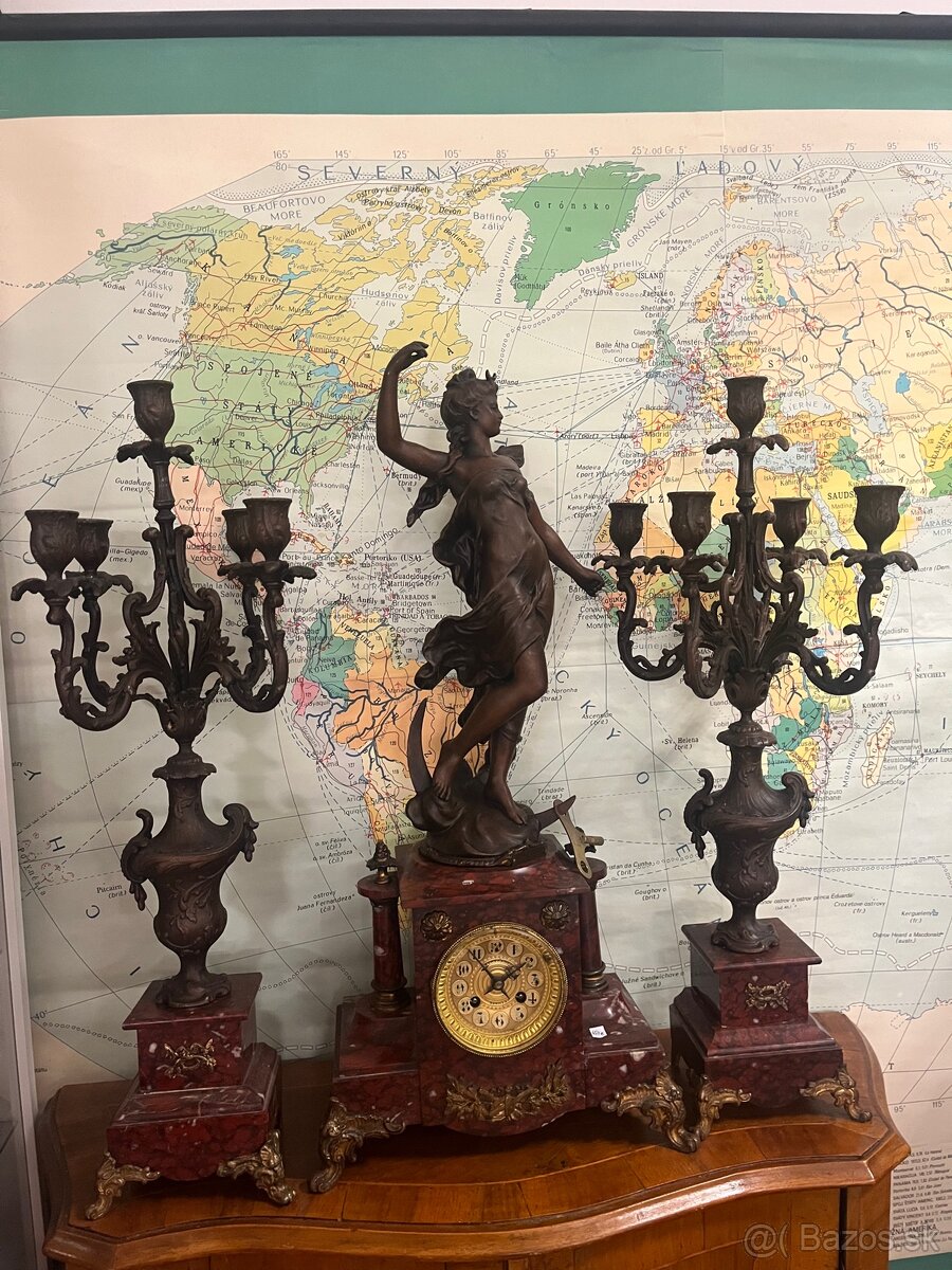 Krbové hodiny so svietnikmi