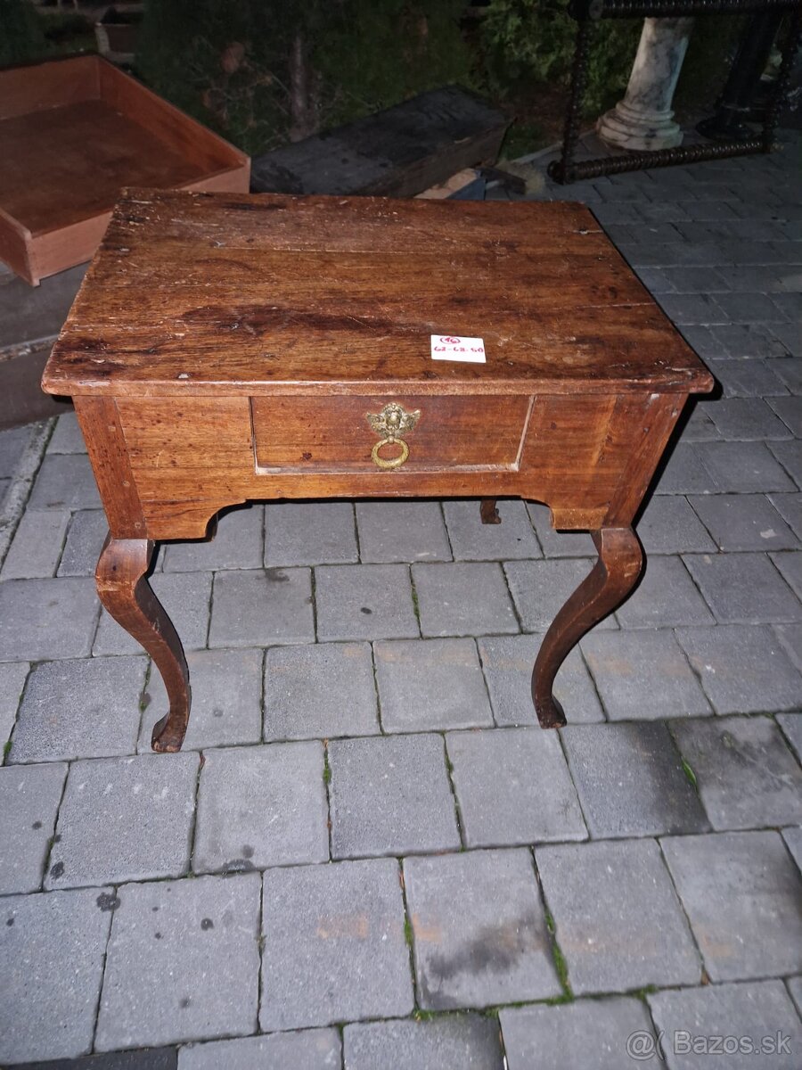 16 - Predám starožitný stolík s mosadzným kovaním