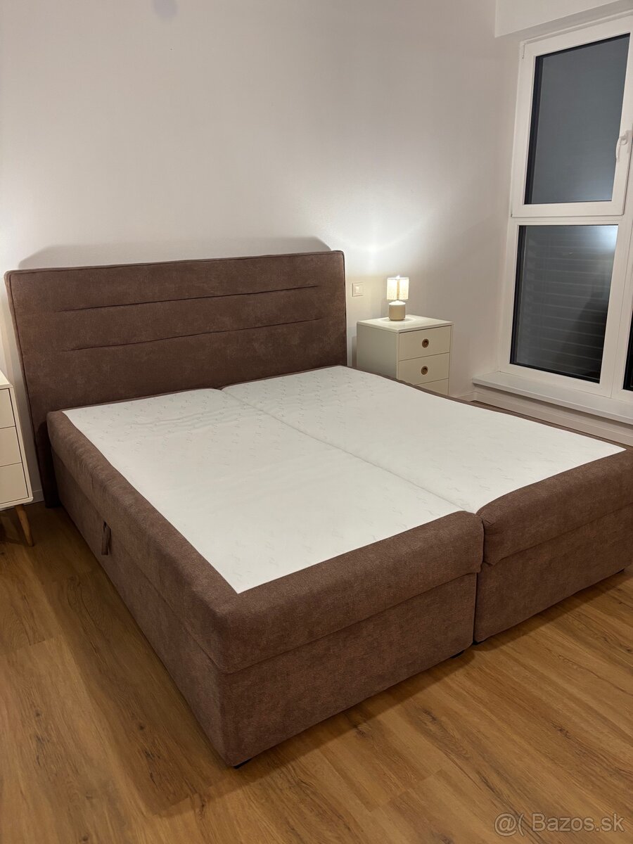 Manželská posteľ s odkladacím priestorom