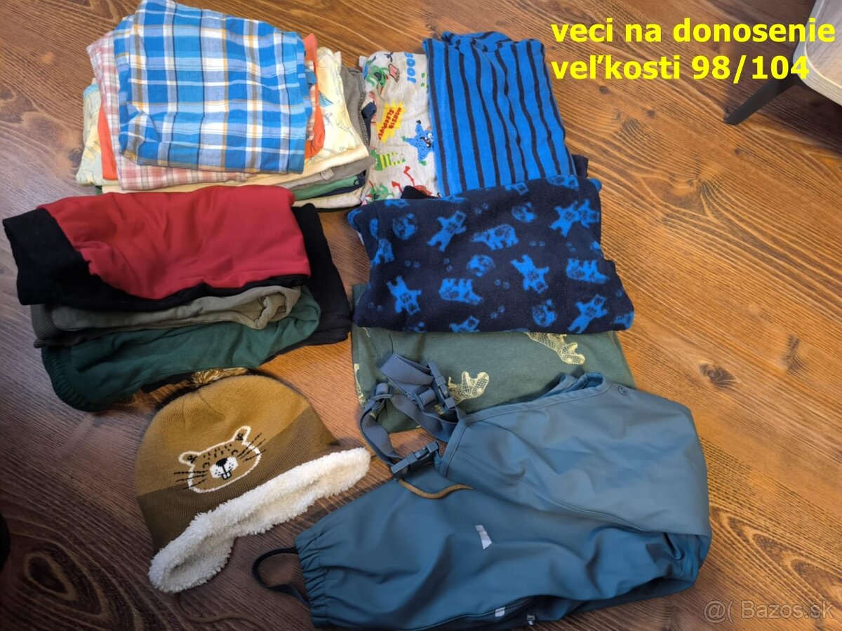 balík oblečenie chlapec na donosenie