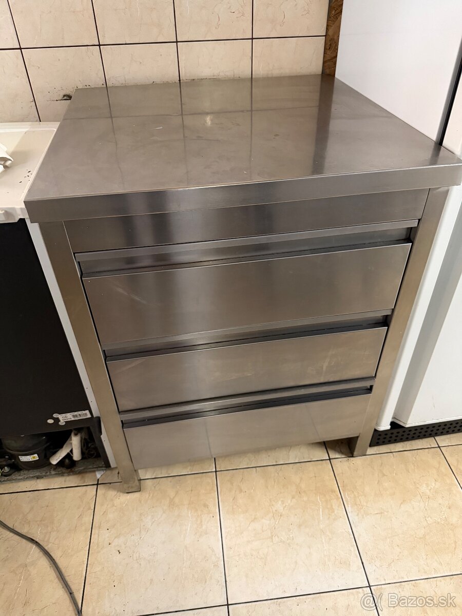 Nerezový pult šuflikovy