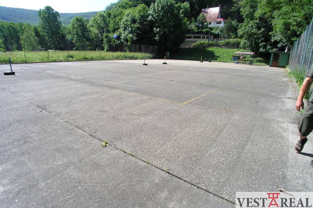 Na Predaj Pozemok/Areál v obci Horné Orešany časť Majdán