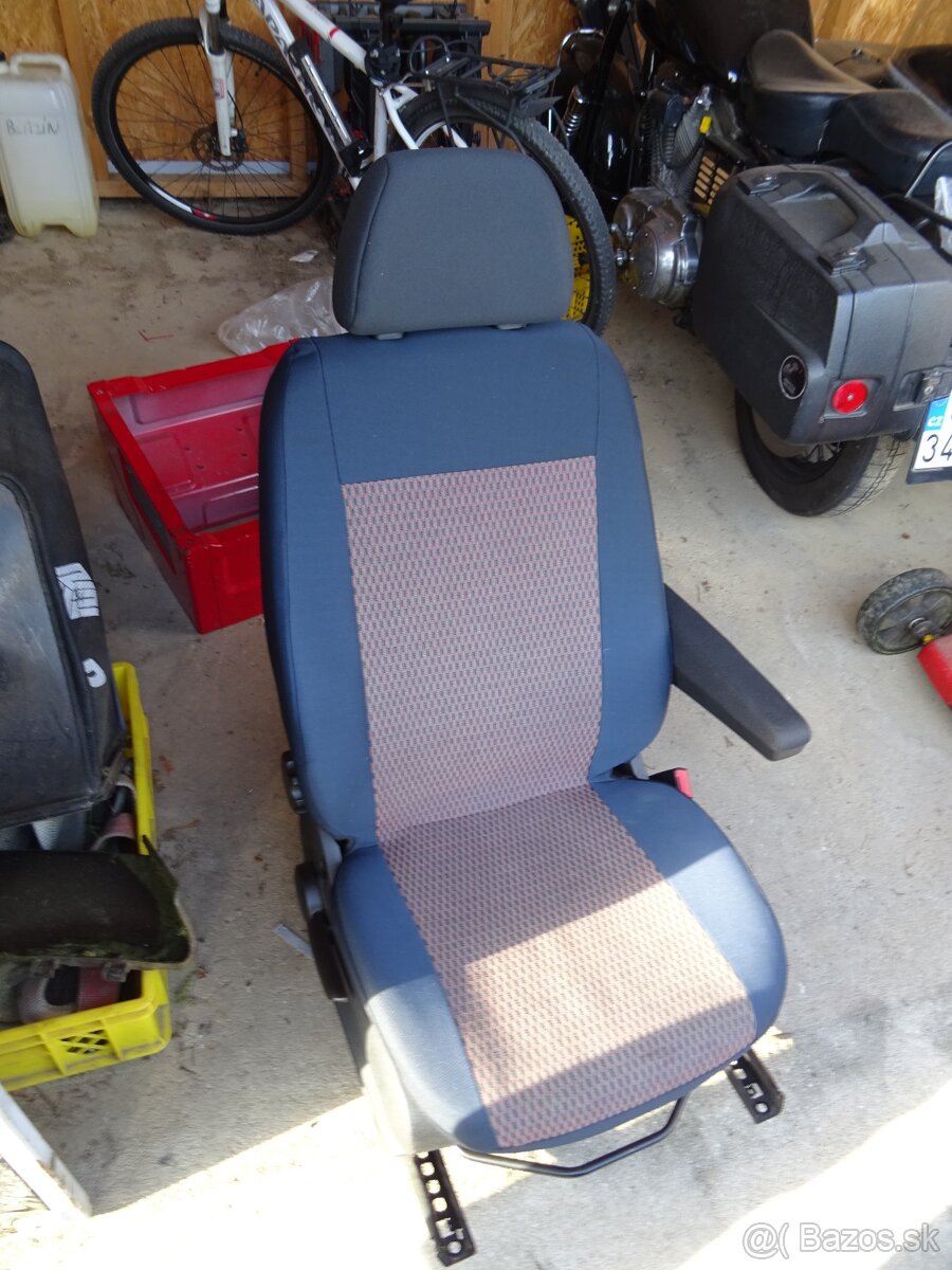 Sedadlo a podstavec pravá strana Sprinter 906-Crafter-06-17