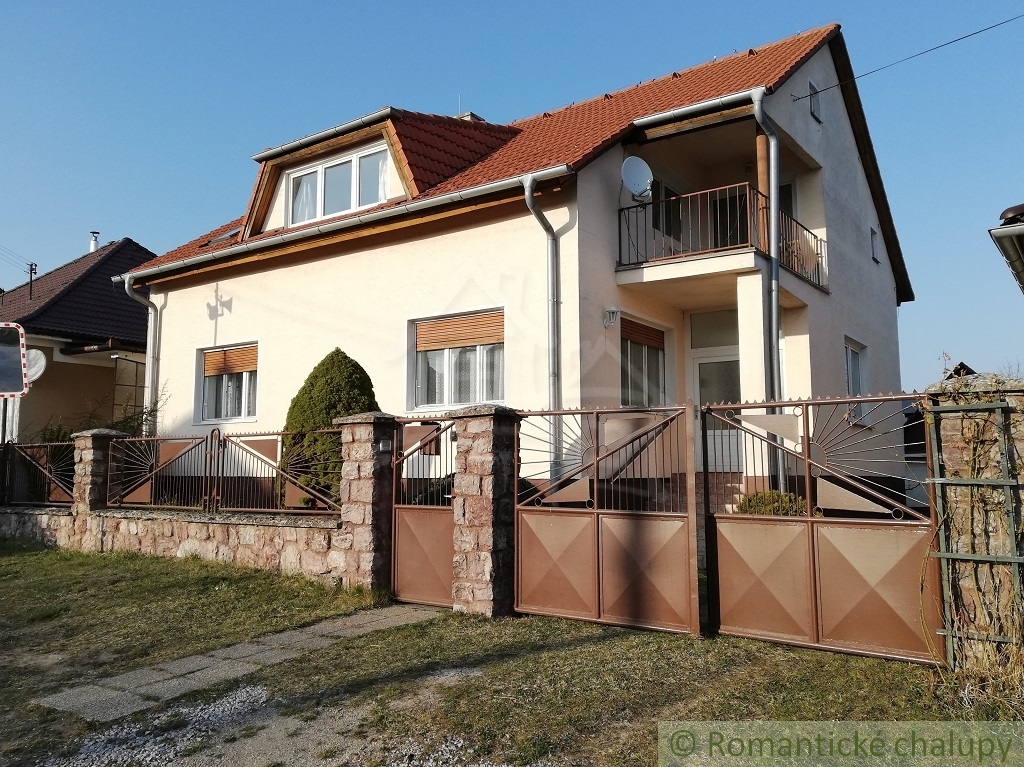 Väčší rodinný dom v obci Trstín, 20 km od Trnavy na predaj