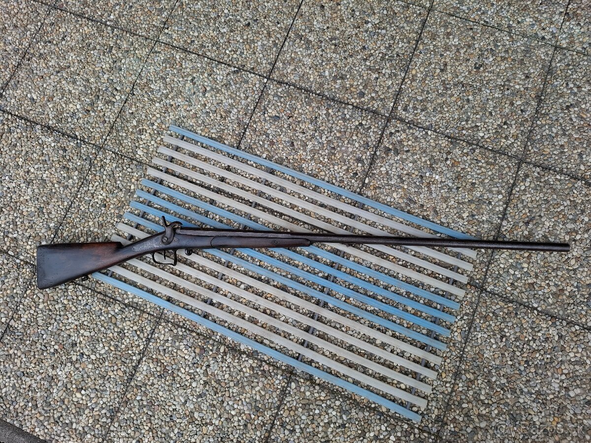 Vojenská puška, celková  délka  147 cm