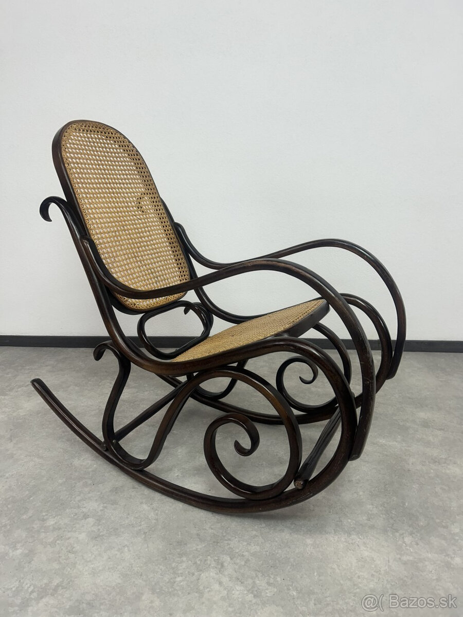 Hojdacie kreslo Thonet s ratanovým výpletom