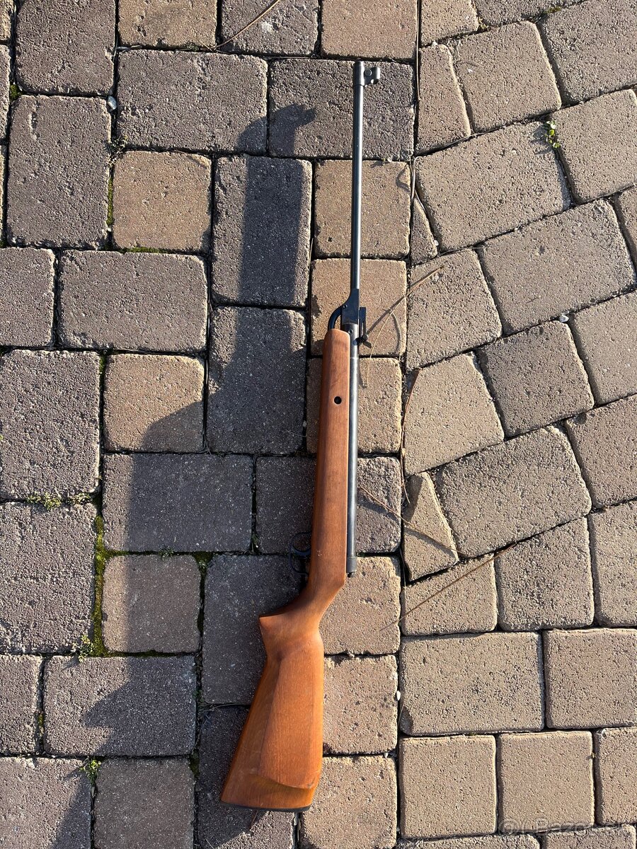 Juhoslovanská vzduchovka zastáva červení